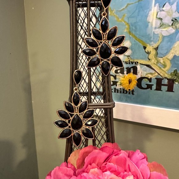 Black Flower Pattern Dangle Drop Earring - Picture 1 of 4